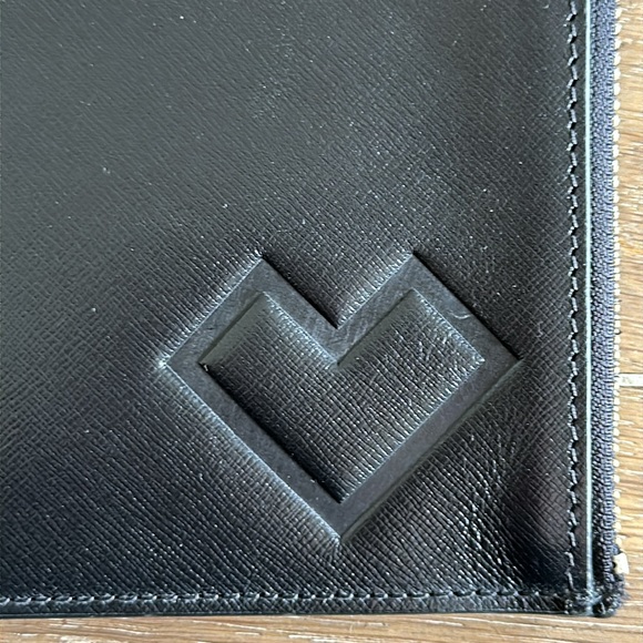 Barney New York, beautiful saffiano  leather clutch wristlet silver zipper - Picture 2 of 9